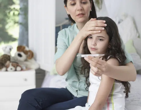 ¿Tu hijo tiene fiebre? Qué hacer (y qué no) para acompañarlo con calma