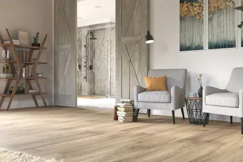 Ambos ofrecen una gran variedad de colores y formatos, pero el porcelanato se lleva los aplausos: cada vez llega con más detalles, texturas, pulidos y dimensiones que elevan el diseño de cualquier ambiente.