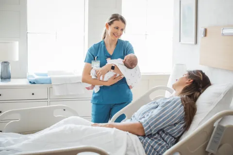 Cómo ser una visita postparto que suma y no agota a la mamá
