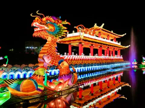El Tianfu Festival es originario de la provincia china de Sichuan y se trata de un festival de luces chinas en movimiento que fusiona la estética ancestral china con recursos visuales contemporáneos espectaculares.