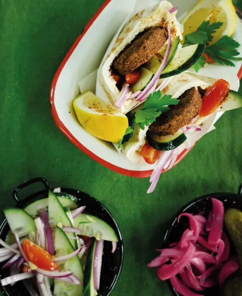 Pita rellena de falafel, hummus y tahini 
