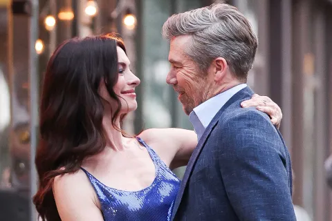 Anne Hathaway junto a Patrick Brammall, el actor australiano que no pertenece al elenco original pero que se unirá a la secuela, en una de las escenas más románticas que veremos.