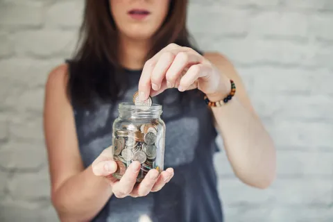 El mejor lugar para poner un frasco con monedas y atraer riqueza, según el Feng Shui