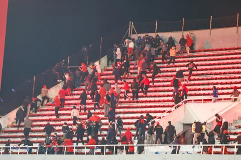 Independiente vs Universidad de Chile, por los 8vos de final de la Copa Sudamericana. Incidentes entre la barra de U de Chile y la barra de Independiente