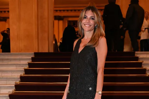 María Belén Ludueña con look total black en el Teatro Colón