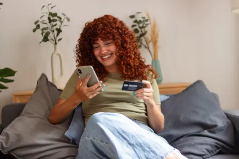 Foto de mujer comprando online.