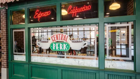 El icónico café donde Rachel servía café, Joey coqueteaba y todos se reunían en ese famoso sillón naranja, abrirá sus puertas en el corazón de Manhattan. 
