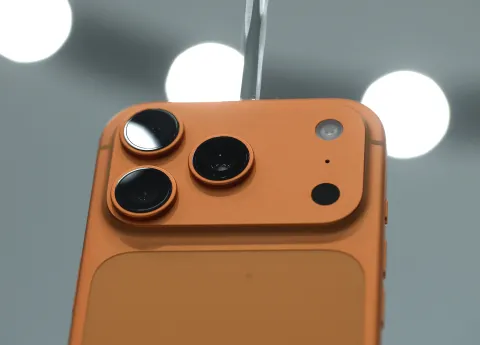 Los iPhone 17 Pro y Pro Max incorporan un sistema fotográfico renovado con tres cámaras traseras de 48 MP cada una (normal, gran angular y teleobjetivo), permitiendo zoom óptico de 4x y 8x, y digital de hasta 40x. Ambos equipos utilizan el chip A19 Pro, y el modelo Pro Max introduce una opción de almacenamiento de 2 TB. El iPhone 17 estándar tiene pantalla de 6,3 pulgadas con tasa de refresco variable hasta 120 Hz, chip A19 y una autonomía ocho horas mayor que la de su predecesor. Su carga rápida permite a