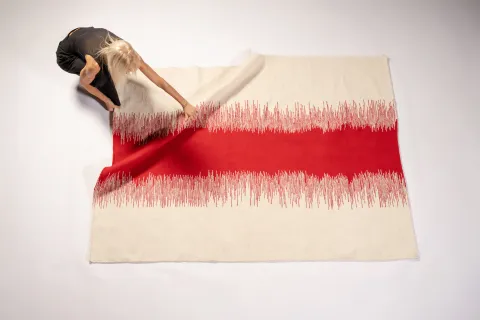 Mantara y BUENOS Norte Argentino desplegaron alfombras hiladas con lana natural a partir de técnicas ancestrales.