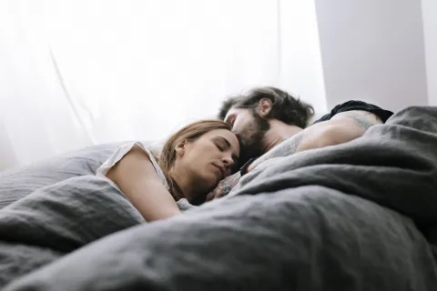 ¿Es recomendable tener sexo en la misma habitación donde duermen tus hijos? Esto dice la sexología