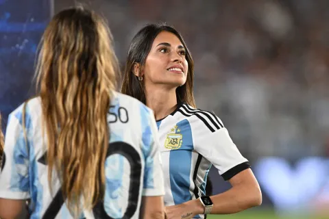 El músico estuvo en las tribunas de la cancha de River para presenciar el último partido del seleccionado local en la Argentina antes del Mundial 2026.