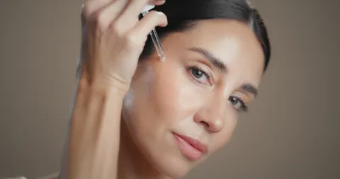 Adiós al maquillaje pesado: la tendencia de la piel fresca y real.