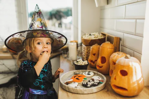 Cada 31 de octubre las calles adquieren un ambiente especial: niños disfrazados, calabazas iluminadas y risas mientras recorren casa por casa pidiendo golosinas.