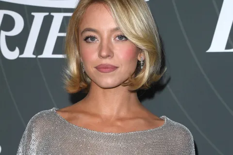 Con su apuesta audaz y sin sujetador, Sydney Sweeney confirma que la sensualidad contemporánea puede ser sinónimo de elegancia y empoderamiento.
