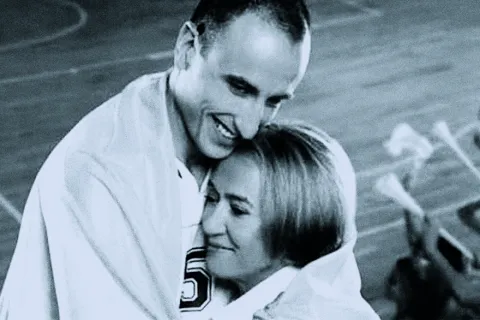 RAQUEL MACCARI, mamá de Manu Ginóbili, junto a su hijo.