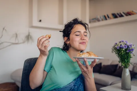 Foto de mujer almorzando.