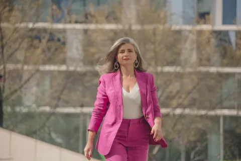 La abogada y divulgadora Francisca Bravo Cox explica cómo esta brecha invisible afecta la autonomía y el futuro económico femenino.