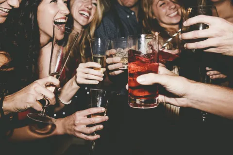 Un grupo de amigos brindando con copas