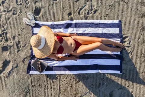 Una alternativa moderna que deja atrás la lona tradicional y redefine cómo disfrutamos del sol y la arena.Una alternativa moderna que deja atrás la lona tradicional y redefine cómo disfrutamos del sol y la arena.