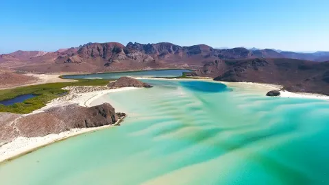 Playas paradisíacas, pueblos con encanto, arte y naturaleza salvaje hacen de Los Cabos uno de los destinos más fascinantes de México.