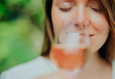 mujer cata vino rosado