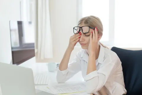 Foto de mujer con problemas en la vista.