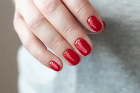 Del rojo icónico al azul marino profundo, los tonos que nunca fallan cuando buscás elegancia en tus manos.Del rojo icónico al azul marino profundo, los tonos que nunca fallan cuando buscás elegancia en tus manos.