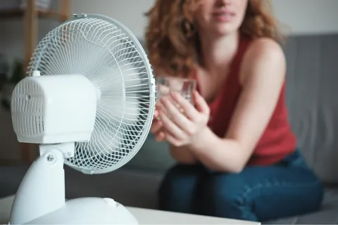 Foto de mujer sufriendo calor.