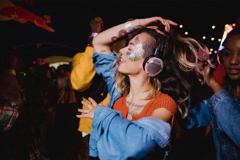 Foto de mujer en una fiesta.