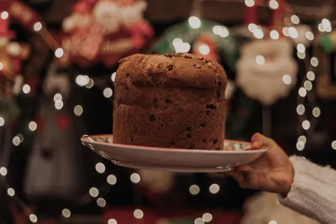 Cada diciembre, el pan dulce se convierte en protagonista indiscutido de las mesas argentinas.