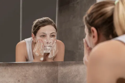 Guía de tónicos faciales: ¿cuál es el tónico ideal para piel grasa y para piel seca?
