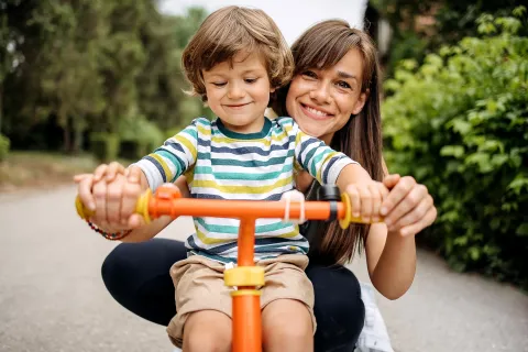 Estar sin estar: cómo construir presencia real con nuestros hijos en tiempos de pantallas