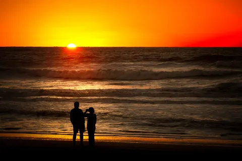 Visitar Monte Hermoso es regalarse la posibilidad de ver dos veces al día cómo el sol acaricia el mar.