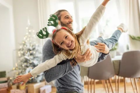adulto con niña celebrando navidad