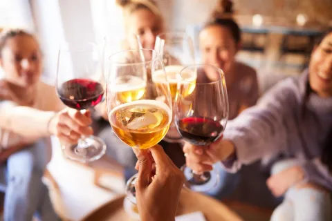 Foto de personas tomando cerveza y vino.