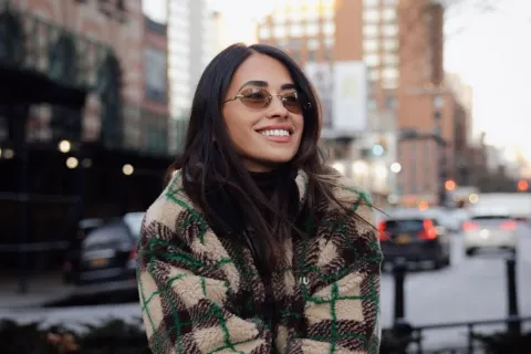 Desde la Gran Manzana, Antonela Roccuzzo marca el pulso de lo que se viene: looks cómodos, clásicos y con aire nostálgico que anticipan las tendencias del invierno 2026.