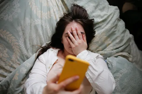 Foto de mujer cansada.