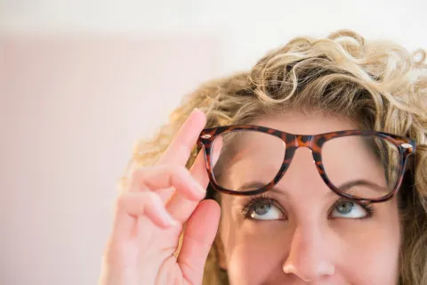 Foto de mujer con gafas.