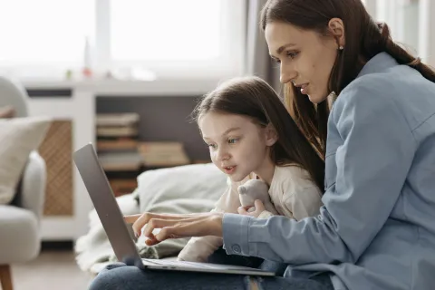 Crianza digital en vacaciones: cómo acompañar sin demonizar la tecnología