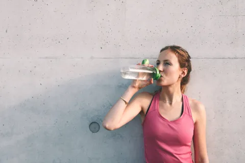 Foto de mujer entrenando.