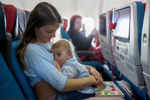 Viajar en avión con bebés: guía práctica para disfrutar el vuelo y reducir el estrés