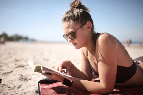 chica lee en la playa