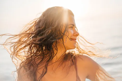 Cinco formas para hidratar el pelo y evitar el daño del calor