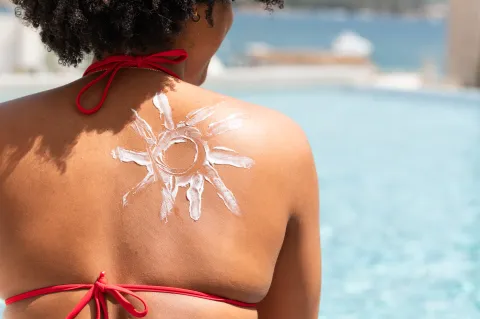 Tatuajes solares: la peligrosa tendencia viral que alarma a los dermatólogos