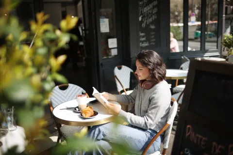 Ir solo a una cafetería dejó de ser un plan incómodo para transformarse en un ritual de autocuidado. El solo coffee propone una pausa sin apuro, un mimo cotidiano y tiempo propio en medio de la rutina.