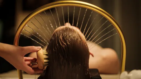 En qué consiste este ritual inspirado en la tradición oriental y por qué se diferencia de los tratamientos capilares tradicionales.