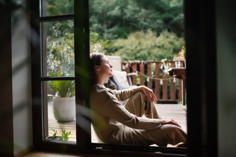Foto de mujer descansando.
