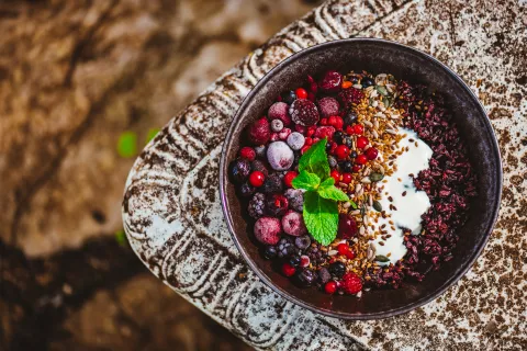 Helado casero de yogur, frutos rojos y granola: una receta fácil y saludable para combatir el calor