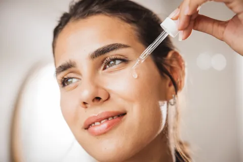 Los 5 mejores sueros de vitamina C y ácido hialurónico: ¿cuál necesita tu piel?