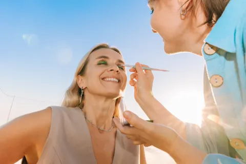 Maquillaje de verano que no se derrite: trucos y productos clave para sobrevivir al calor en la ciudad